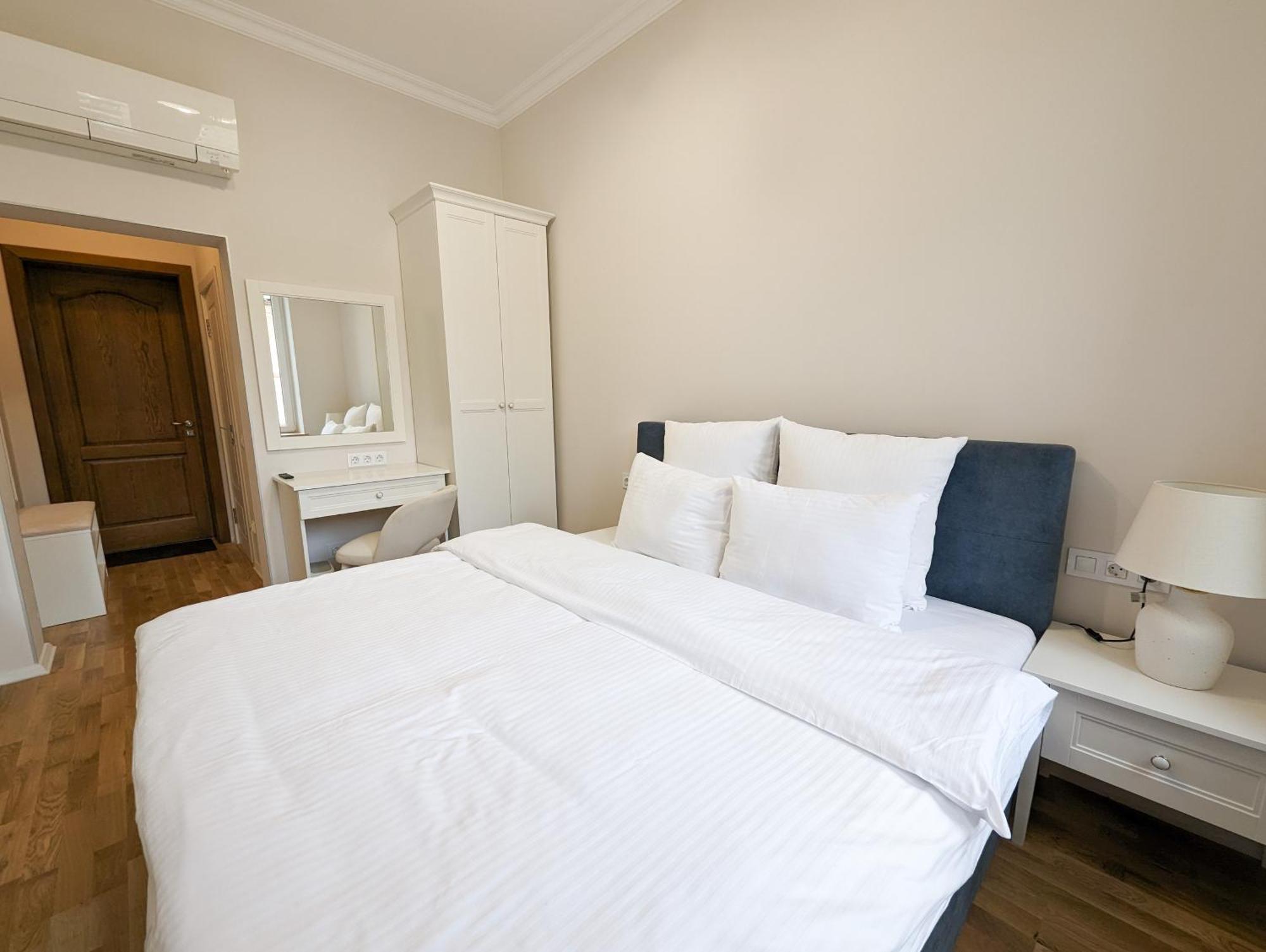 Kyiv Honchara Hotel Room photo